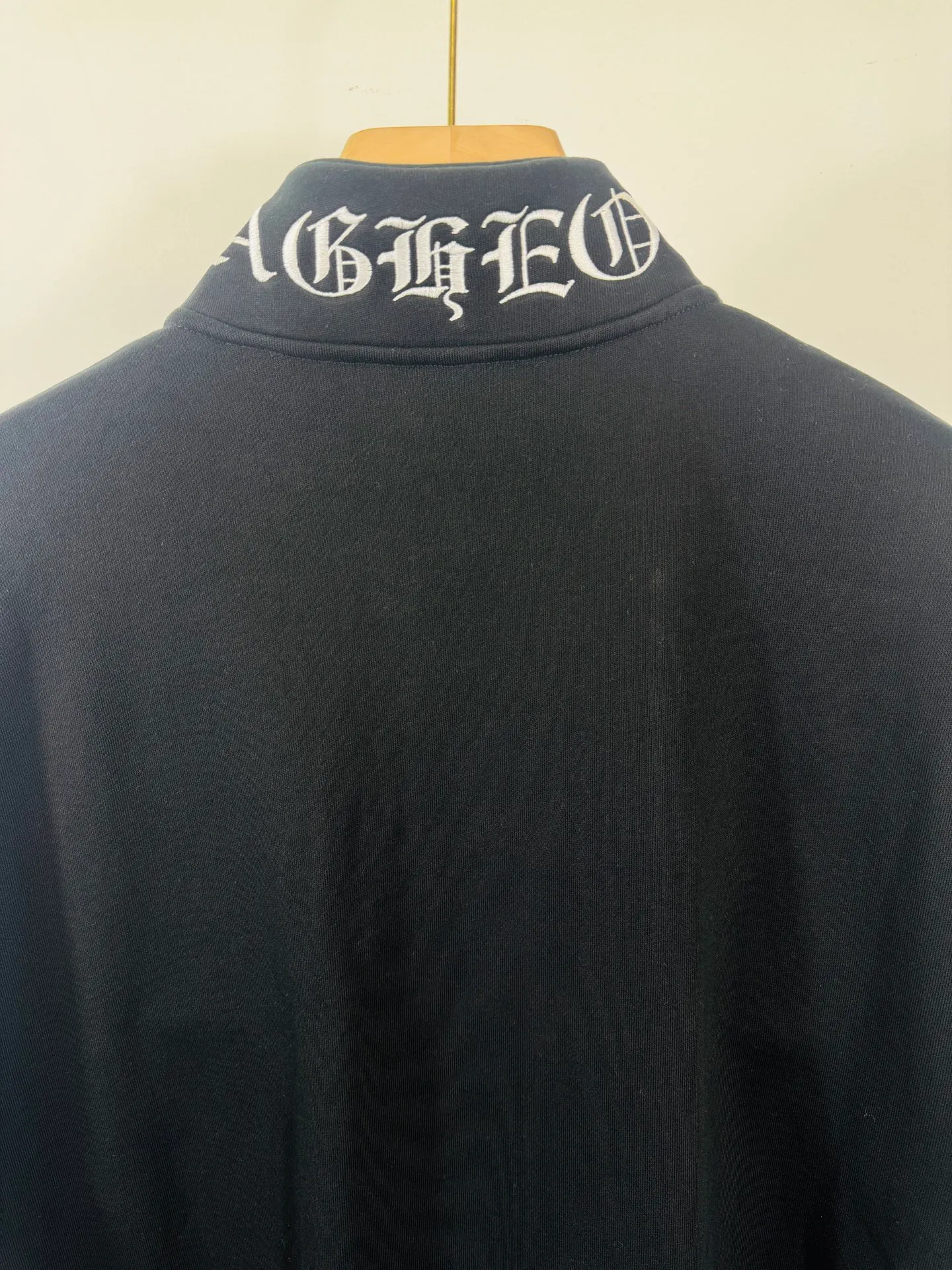 P290 top version, real shot without P, ​​different from market currency) 𝗖𝗵𝗿𝗼𝗺𝗲 𝗛𝗲𝗮𝗿𝘁𝘀/Cro Heart 2025 washed patch embroidery autumn and winter new original single counter American laser burnt 3D embroidery couple stand collar zipper casual sweatshirt 👑The highest version! Customized fabric 430g tripe terry fabric! American acid-washed and distressed original fabric laser burnt ✟appliqué embroidery and exquisite embroidery of letters! The best-selling model in the counter, very comfortable to wear. Accessories: original molded and authenticated collar label➕100% silk wash label. Genuine purchase-grade original hangtag➕matching hanging rope➕3D hanging beads➕original packaging bag. Craftsmanship: The original version has consistent wiring! The highest version of the armhole matching technique! Color: White Black Size: S M L XL Style Number: 25-379